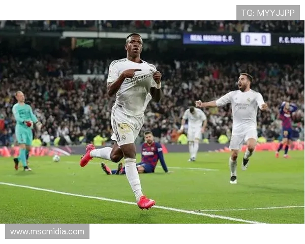 大罗:维尼修斯与拉菲尼亚有望争夺金球奖 更多人参与助力中国足球进步 大罗:维尼修斯与拉菲尼亚有望争夺金球奖 更多人参与助力中国足球进步