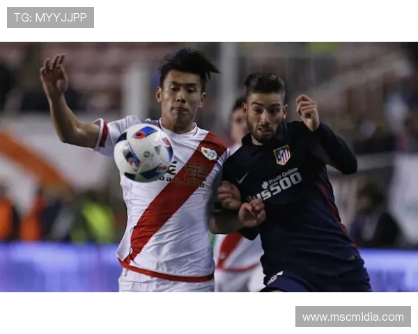 弗里克今日训练后最晚离开 亲切为球迷签名留影暖心互动